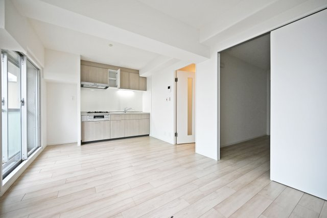 サンマンション江坂の居間・リビング|お一人様、新婚様どちらもおススメの1LDK◎ リフォームの際にクロス・フローリング張替済の為、室内大変美麗です。 ぜひ一度、ご内覧ください。