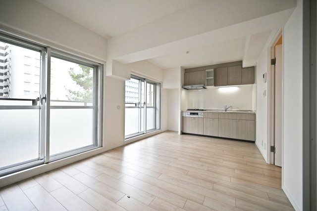 サンマンション江坂の居間・リビング|白を基調とした開放感あふれるLDK◎
お一人様、新婚様どちらもおススメの1LDK。