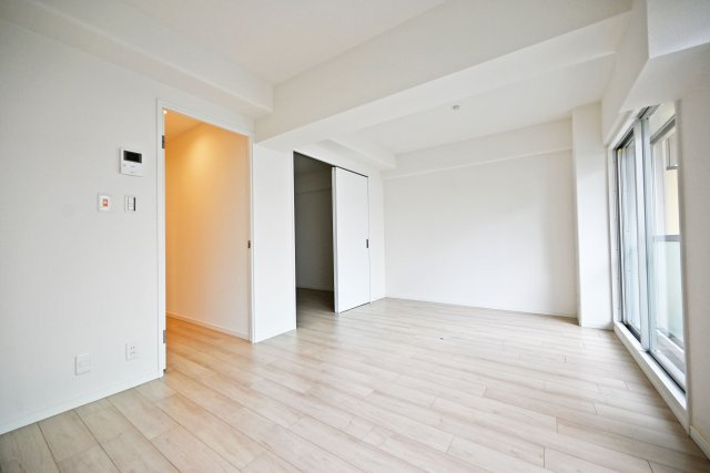 サンマンション江坂の居間・リビング|どんな家具やインテリアを置くか考えるのが楽しくなる、ゆったり使える空間です。