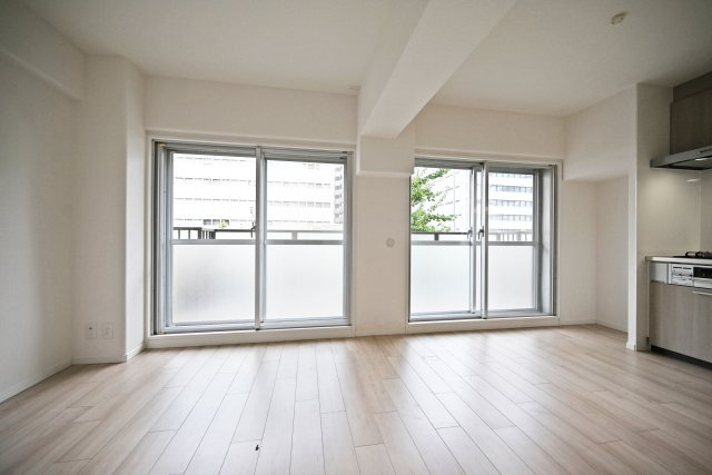 サンマンション江坂の居間・リビング|間口いっぱいの大きな窓から陽ざしが入り、窓から外への視界も広がるため、明るく開放感があるリビング・ダイニングになります。