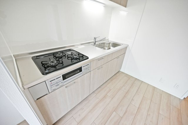 サンマンション江坂のキッチン|シンプルなデザインと使いやすさを兼ね備えたシステムキッチンです。