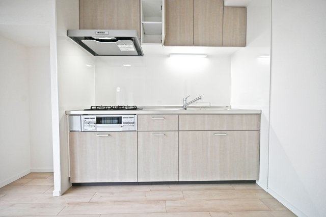 サンマンション江坂のキッチン|シンプルな中にも魅力があるお洒落なホワイトキッチンはお部屋全体を明るい空間に仕上げてくれます。