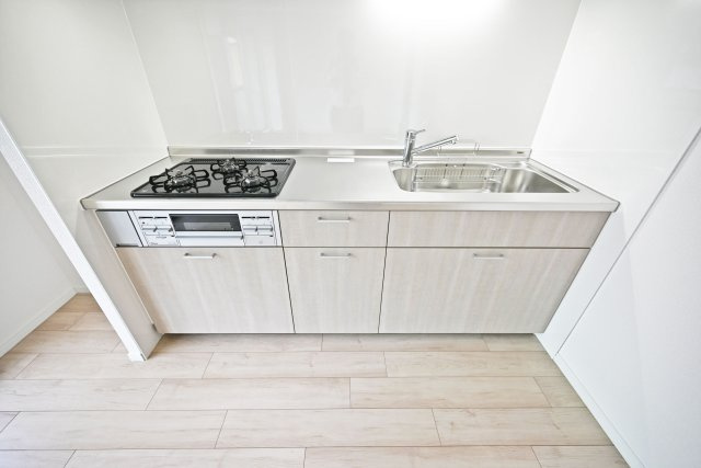 サンマンション江坂のキッチン|リフォームの際に新調済の為ピカピカのキッチンで新生活を迎えることが出来ます。