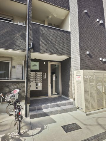 アイリス寝屋川のエントランス|毎日通るエントランスはこのようになっています
