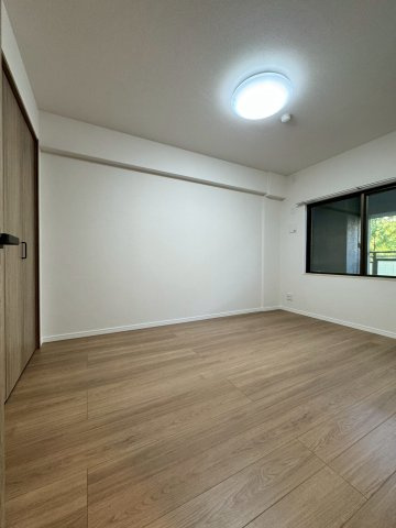 オークヒルズ香里四番館の洋室|洋室約6帖で主寝室としてもおすすめです。