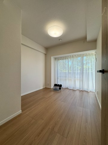 オークヒルズ香里四番館の洋室|洋室約5.1帖です。南西向きで陽当り良好です。