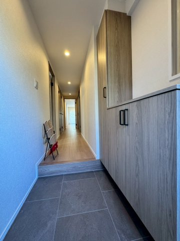 オークヒルズ香里四番館の玄関|シューズボックス付きで靴の多い方にも安心です。