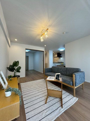 オークヒルズ香里四番館の居間・リビング|LDKは約18.7帖あり広々住空間です。