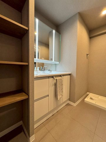 オークヒルズ香里四番館のその他|ツインライン照明がおしゃれな洗面台です。