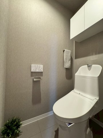 オークヒルズ香里四番館のトイレ|トイレは棚付きでトイレ用品もすっきり片付きます。