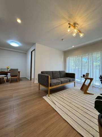 オークヒルズ香里四番館の居間・リビング|LDKは広々とした空間で、家具家電の搬入もスムーズです。