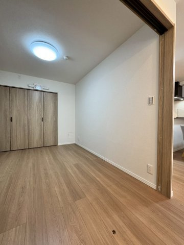 オークヒルズ香里四番館の洋室|洋室は約5帖です。リビングに隣接しているので扉を開けて広々とお使いいただけます。