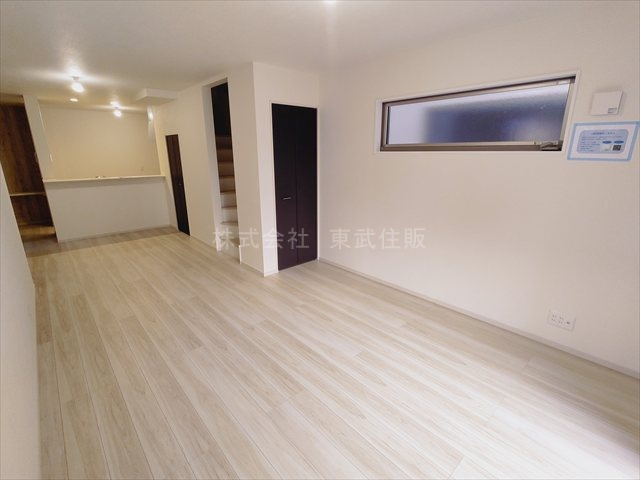 【居間・リビング】 | 志木市柏町２期　全２棟　1号棟 | おしゃれな17.87帖のリビングです