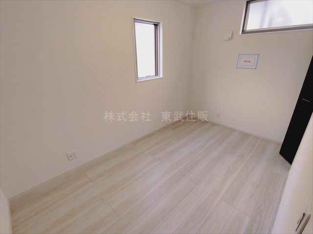 【洋室】 | 志木市柏町２期　全２棟　1号棟 | 洋室5.0帖、落ち着いた色調の洋室です