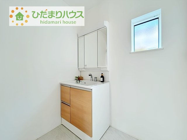 【独立洗面台】 | つくば市宝陽台24-2期　新築戸建 | ゆったりとした洗面所には物入れを完備！タオルや洗剤をしまえます(^^)/