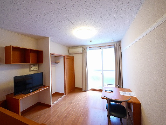 レオパレスシャルム　メゾン木津の居間・リビング