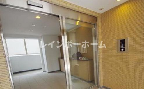 富士見市鶴瀬東１丁目の賃貸マンションのエントランス