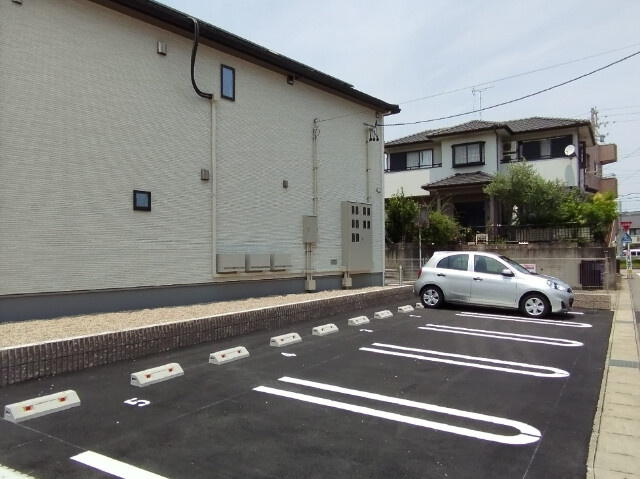 グラース　Ｔ＆Ｓの駐車場