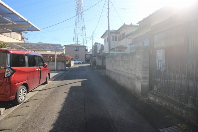 小山市東間々田2丁目の前面道路含む現地写真|北側道路（2025年11月撮影）