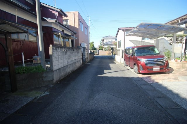 小山市東間々田2丁目の前面道路含む現地写真|北側道路（2025年11月撮道路