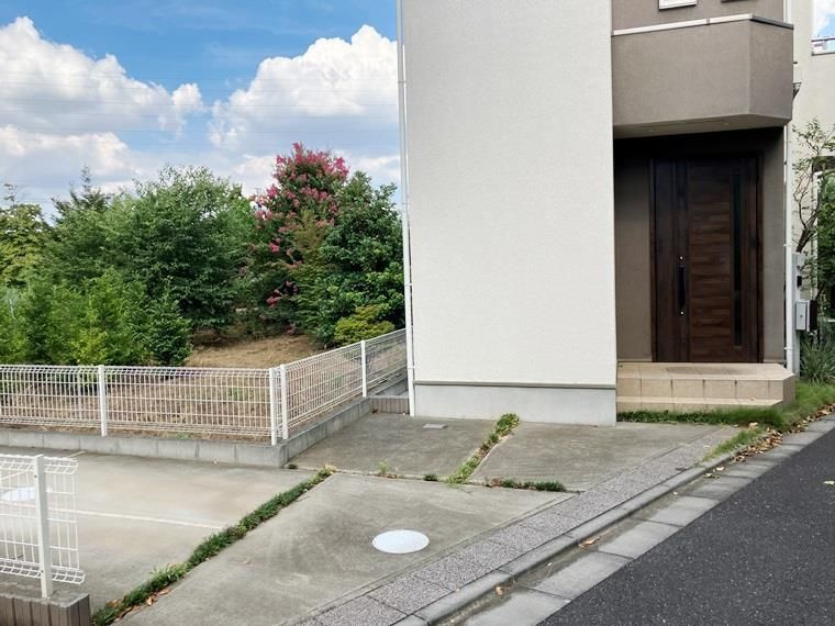 天神町戸建の駐車場