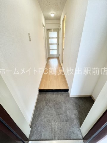 大阪市鶴見区放出東３丁目の賃貸マンションの玄関