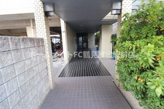 大阪市城東区放出西３丁目の賃貸マンションのエントランス