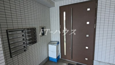 千葉市花見川区武石町２丁目の賃貸マンションのエントランス