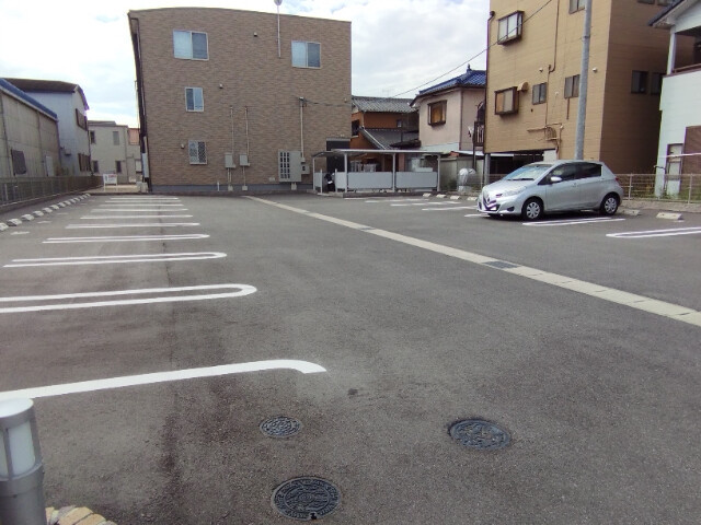ネオ　カーサの駐車場