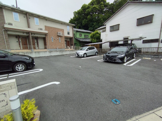 ジュネス真伝の駐車場