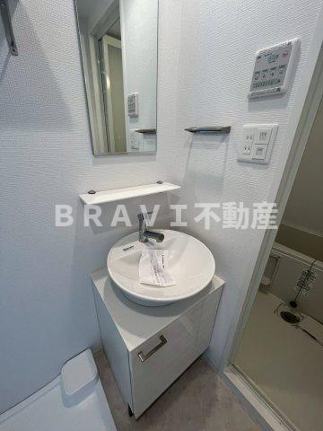 エスリードレジデンス大阪グランノースⅡ　BRAVI不動産の独立洗面台|【エスリードレジデンス大阪グランノースⅡ】独立洗面台、小物を置くことができて便利です
