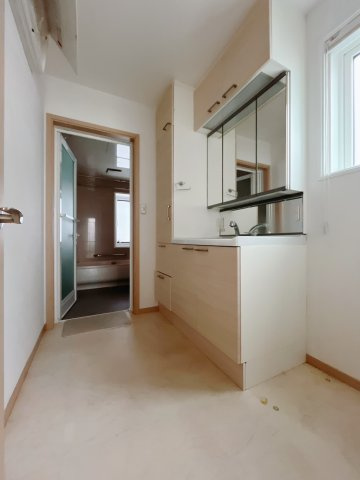 【中古戸建】邑楽郡大泉町大字寄木戸の独立洗面台|■洗面室｜洗濯機を置いてもゆとりある広さの洗面脱衣室です♪三面鏡の洗面化粧台なので身支度もしやすくおしゃれが好きな方にも嬉しい設計です♪窓があるので換気の際も楽ちんです♪