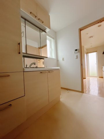 【中古戸建】邑楽郡大泉町大字寄木戸の独立洗面台|■洗面室｜大きな鏡で朝の身支度もラクラク♪毎日の忙しい準備が楽しくなる洗面所です(^^♪