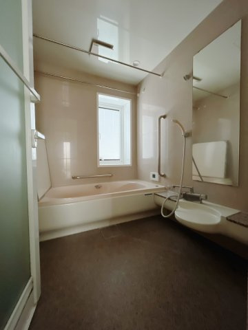 【中古戸建】邑楽郡大泉町大字寄木戸の浴室|■浴室｜大人が足を伸ばしても入れる広々浴槽ですので、肩まで浸かって体全体をしっかり温められます。大きな窓がついておりますので、湿気で篭りがちなバスルームも換気することができます( ＾＾ )