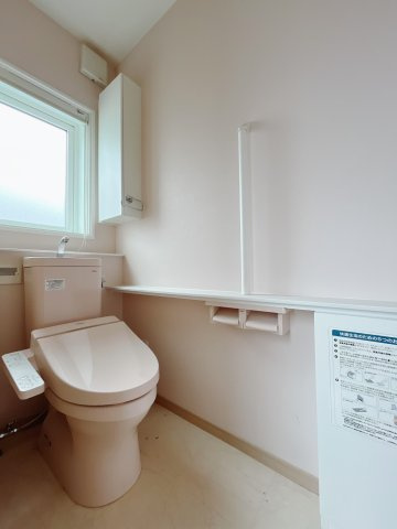 【中古戸建】邑楽郡大泉町大字寄木戸のトイレ|■トイレ｜窓付きのトイレをご用意しています。棚付きなので、写真なども置けますね♪