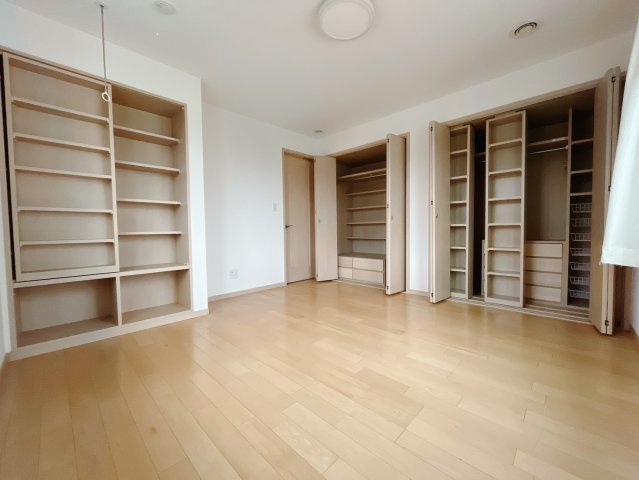 【中古戸建】邑楽郡大泉町大字寄木戸の寝室|■主寝室｜ベッドやテレビなどの大き目の家具を置いても余裕のある広々主寝室です♪家事やお仕事にお疲れなパパ・ママがゆっくりと過ごせる空間です