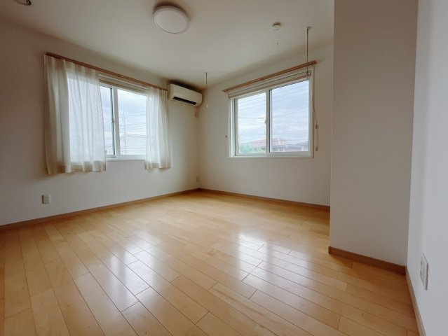 【中古戸建】邑楽郡大泉町大字寄木戸の洋室|■2階洋室｜ナチュラルカラーの床です。模様替えなどとても楽しく工夫できます♪陽当たり、風通しもとても良いので毎日快適な生活スタートです！子供部屋にも良いですね♪