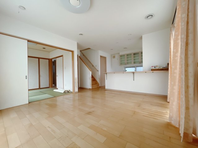 【中古戸建】邑楽郡大泉町大字寄木戸の居間・リビング|■リビング｜毎日の家族とのご飯も大切に、充実できるようオシャレなダイニングキッチンをご用意しました♪より家族との絆も深まります＾＾