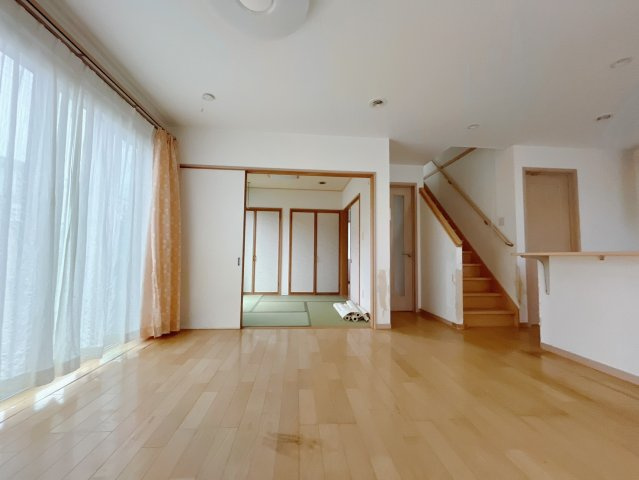 【中古戸建】邑楽郡大泉町大字寄木戸の居間・リビング|■リビング｜陽当たり良好のリビングダイニング♪賃貸では叶わなかった、お友達とのホームパーティや大音量で映画やテレビを楽しむことができます(*^^*)