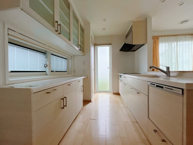 【中古戸建】邑楽郡大泉町大字寄木戸のキッチン|■キッチン｜ワークトップの幅が広く、お子様といっしょにお料理をつくったり、ちょっとしたパーティーも楽しめます。フラットなのでお掃除がしやすいのもポイントです♪