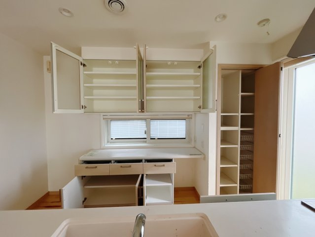 【中古戸建】邑楽郡大泉町大字寄木戸のキッチン|■キッチン｜大きなお鍋や調理用具のも出し入れラクラクな収納がたっぷり！毎日使う場所だからこそ、無理のない姿勢で作業できるのは嬉しいポイントですね(*＾＾*)♪