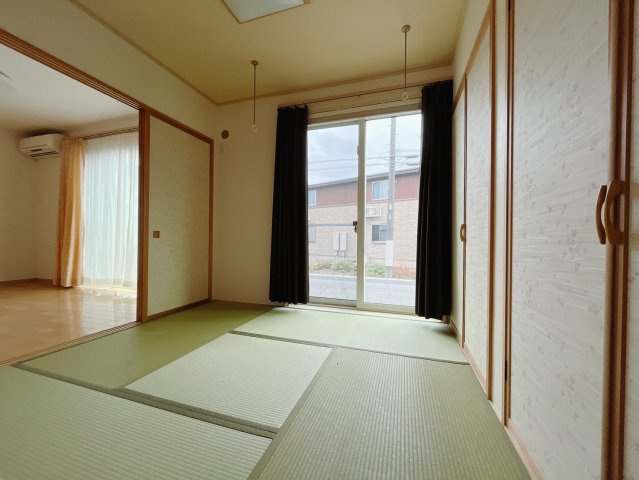 【中古戸建】邑楽郡大泉町大字寄木戸の和室|■1階和室｜リビングと繋がっている和室は、お子様の様子を見守りながらお洗濯物を畳んだり、家事の合間のちょっとした休憩やのんびりお昼寝にも♪セカンドリビングとしてもお使いいただけます。