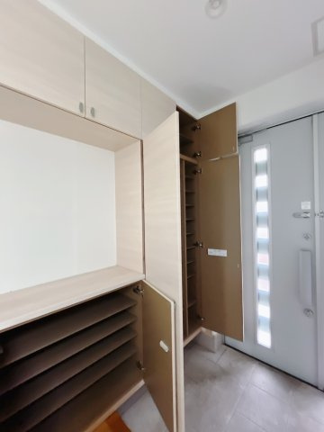 【中古戸建】邑楽郡大泉町大字寄木戸の玄関|■玄関｜毎日の「いってらっしゃい」や「お帰りなさい」を大切なご家族と過ごす玄関は〈使いやすさ〉を追求しております。玄関横の物入は急な来客時でもさっとお片付けできるスペースを確保しています。