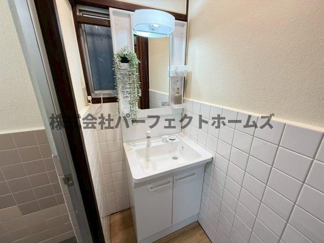 杉山手2丁目戸建　賃貸の独立洗面台|独立洗面化粧台が付いています