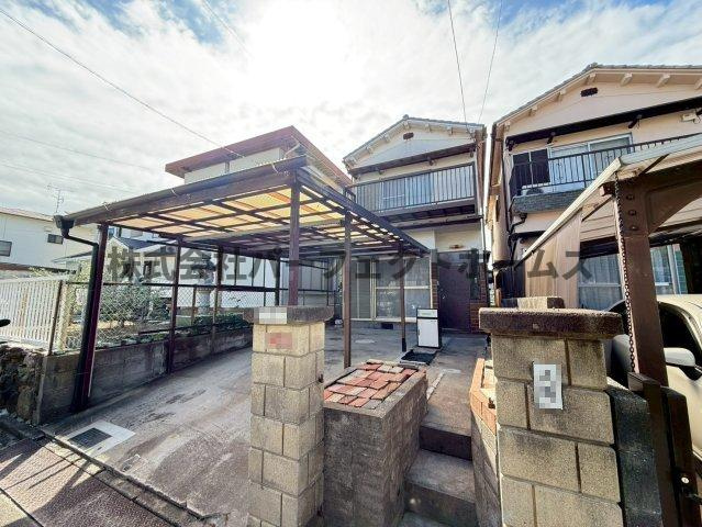 杉山手2丁目戸建　賃貸の駐車場|車をお持ちの方に嬉しい駐車場付きの物件です