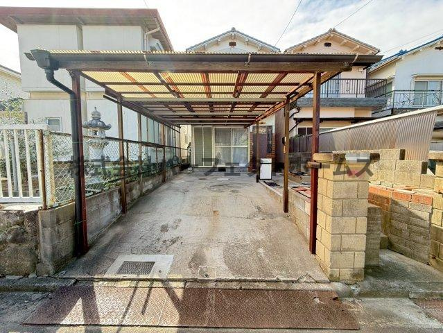 杉山手2丁目戸建　賃貸の駐車場|駐車場に車を止められます
