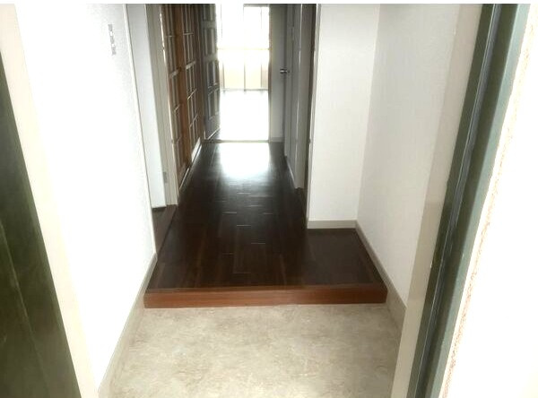 メゾンロアールの玄関