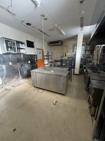 秋和中古店舗の駐車場