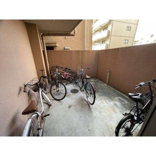 ライフステージ白壁Ⅱ　名古屋市賃貸　仲介手数料無料の駐車場