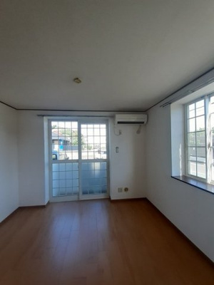 【居間・リビング】 | パレ・ラフィネ | 明るい室内です